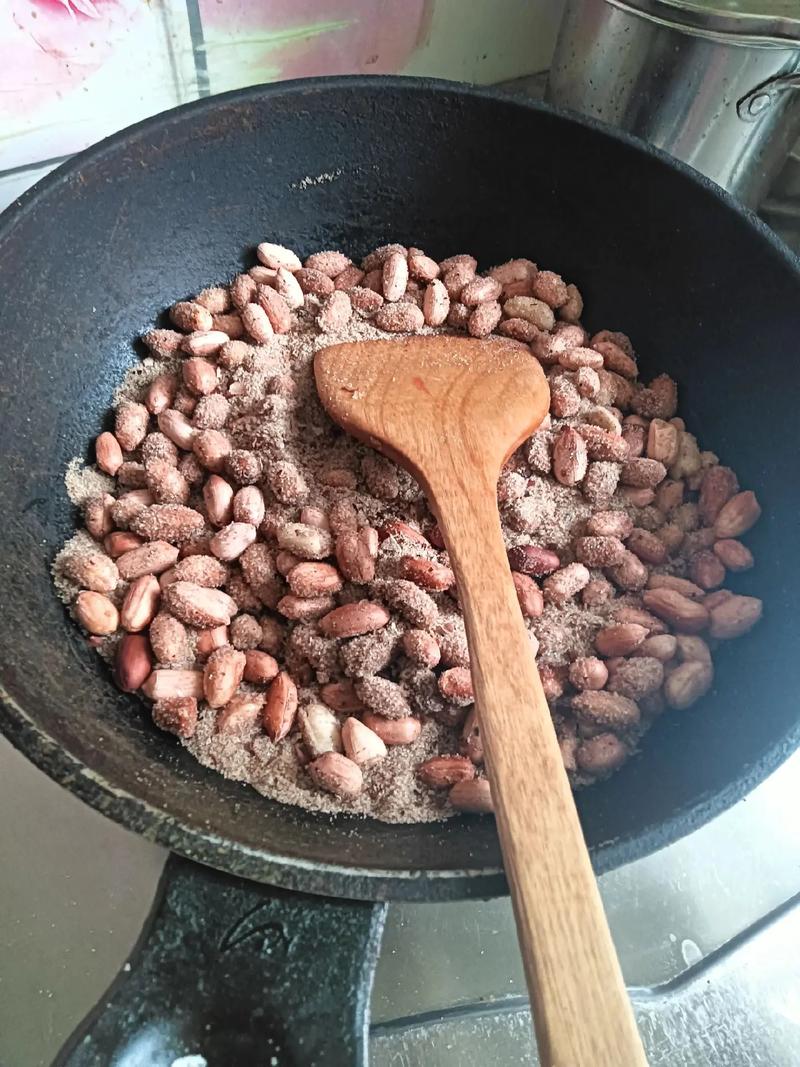 炒花生后放盐还是放糖?吸附均匀度的技巧
