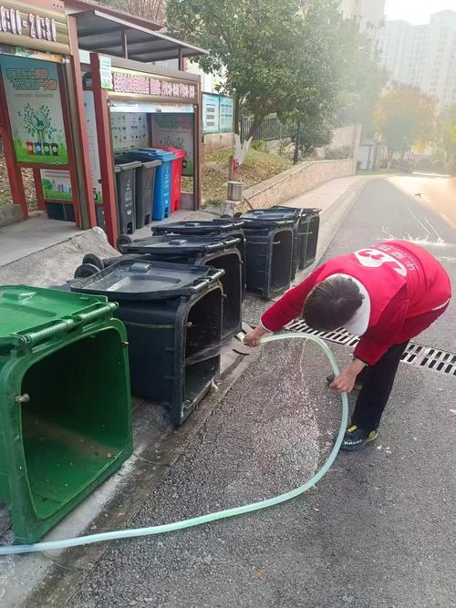 垃圾桶加盖并每日清倒
